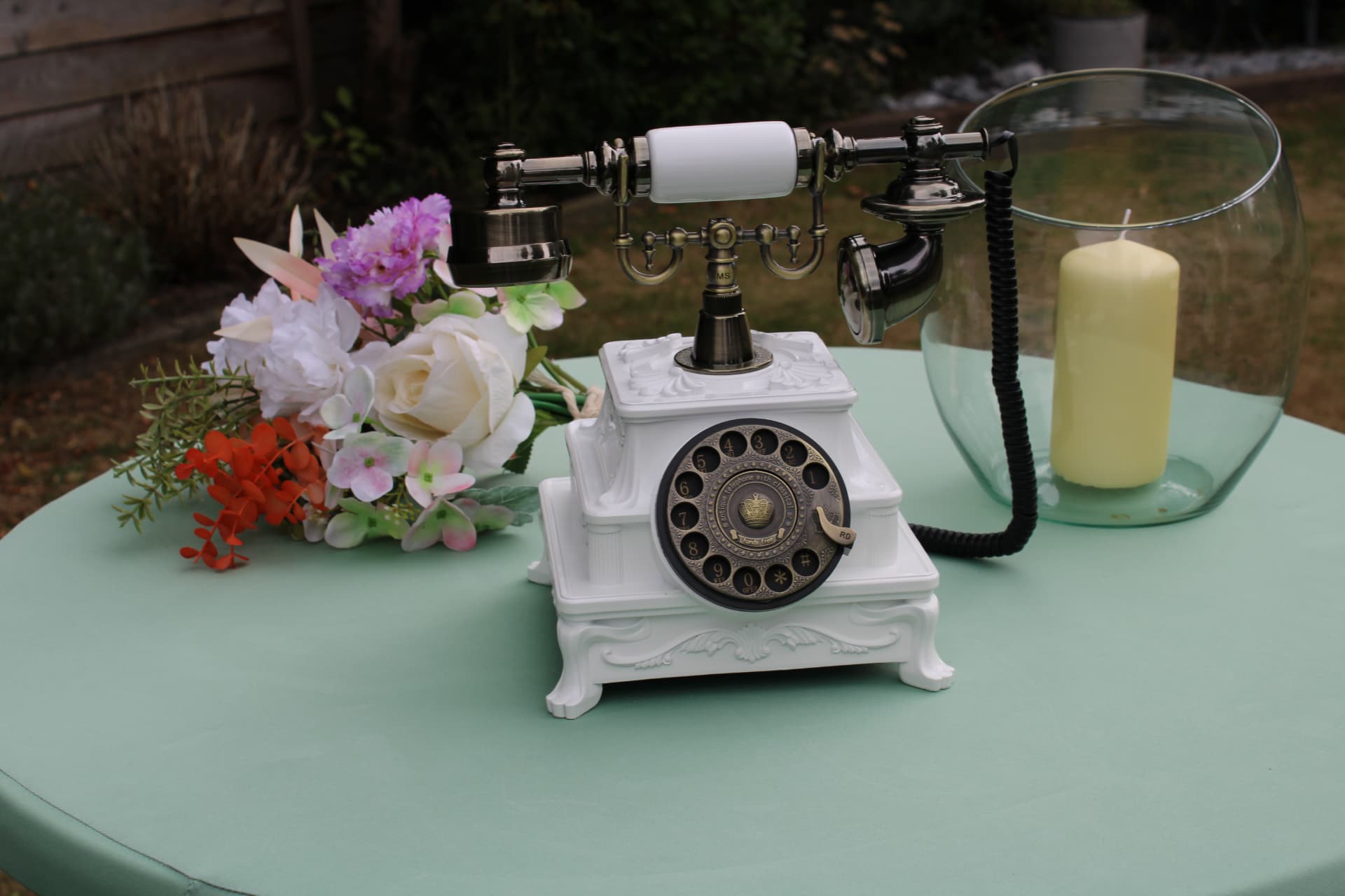 Witte vintage telefoon van het audio gastenboek met bloemen en kaars
