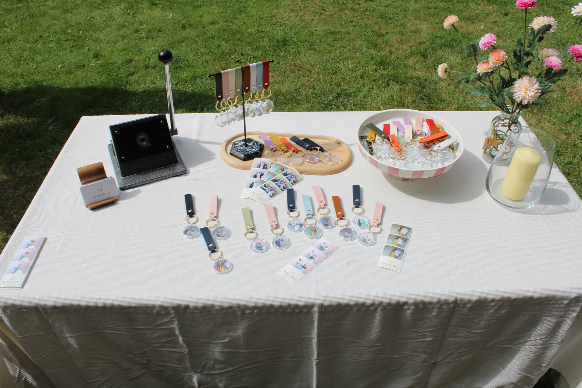 Overzicht van de keychain photobooth tafel met sleutelhangers en fotostrips
