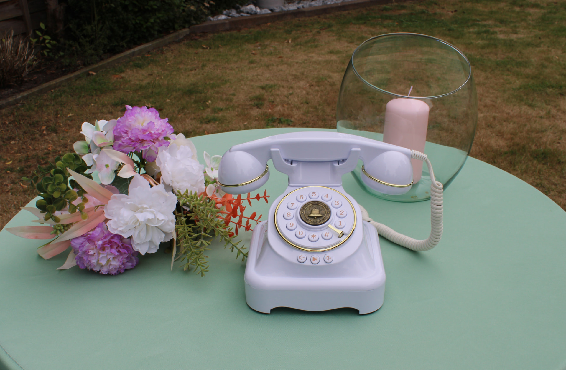 Lila vintage telefoon van het Vintage Standaard audio gastenboek met bloemen en kaars